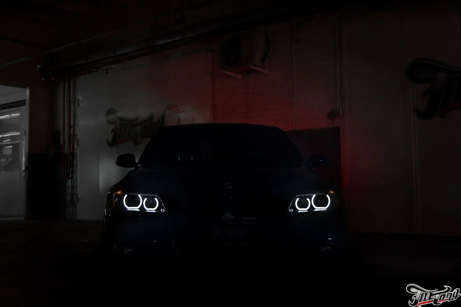 В темноте ф. БМВ f10 в темноте. BMW m5 f10 ангельские глазки. BMW ночью f10 фары. BMW m5 f10 в темноте.