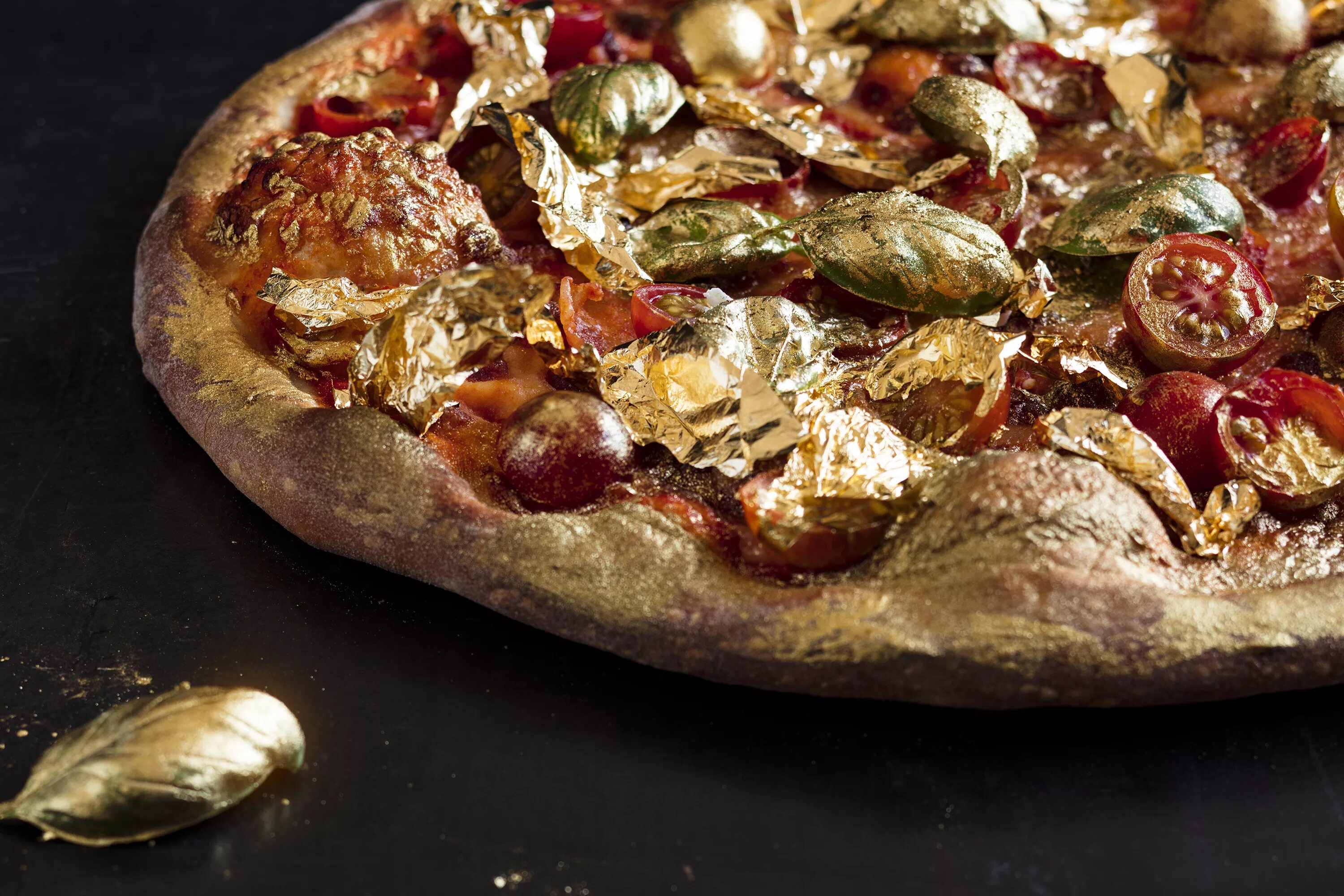 Река пактол золото. Сусальное золото в кулинарии. Золото в платах. Гуччи мейн толстый. Золото в речке.