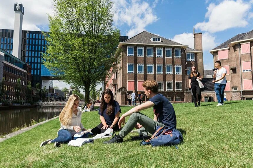 Students feel the. Амстердамский университет Амстердам. Университет г. Амстердам (UVA). Университет Хайнзе Голландия. Королевство Нидерланды университет.