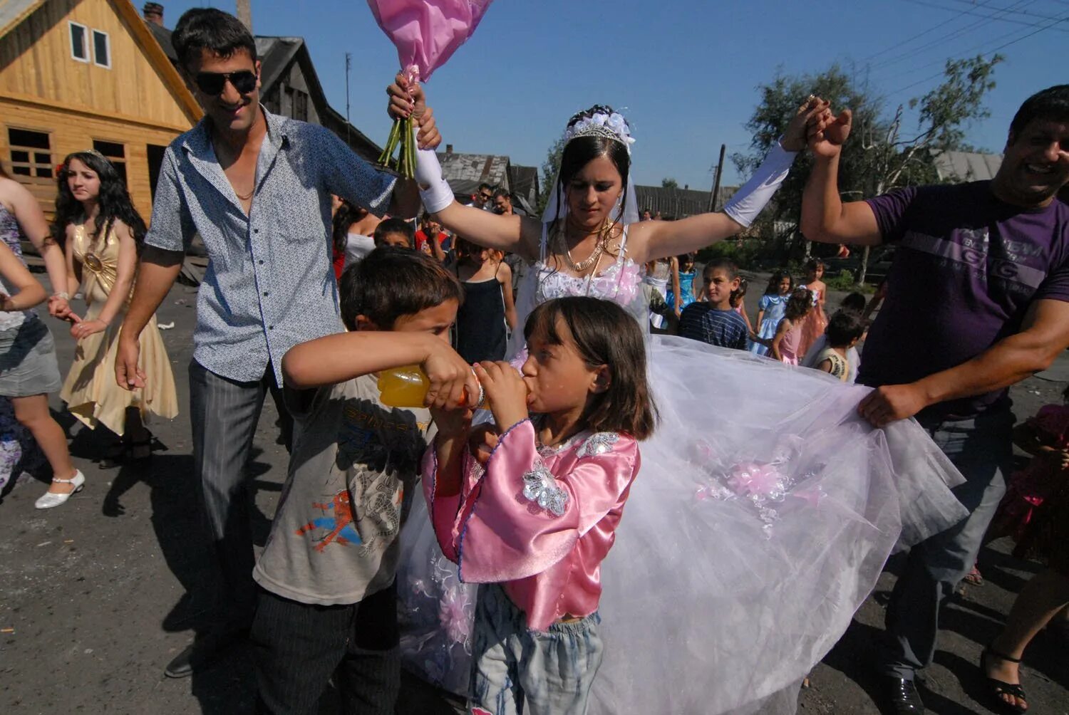 Свадьба в таборе тлс. Цыганские невесты 12 лет. Цыганская свадьба сергея давыдова 2006. Цыганская свадьба обычаи. Цыганская свадьба сергея давыдова 2006.