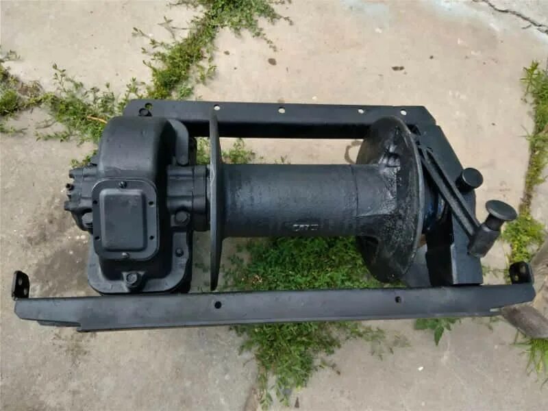 Тросоукладчик для лебедки зил 131. Лебёдка зил 131 на мтз. Лебёдка запасного колеса зил 131. Лебедка зил 131. Вилка лебедки зил 131.