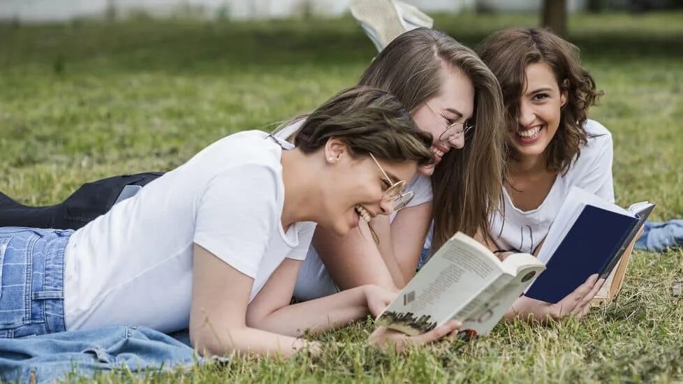 Student park. Студент читает книгу. Девушки в парке студентки. Подросток в читальне изучает. Лучшее время провождение это чтение кник.