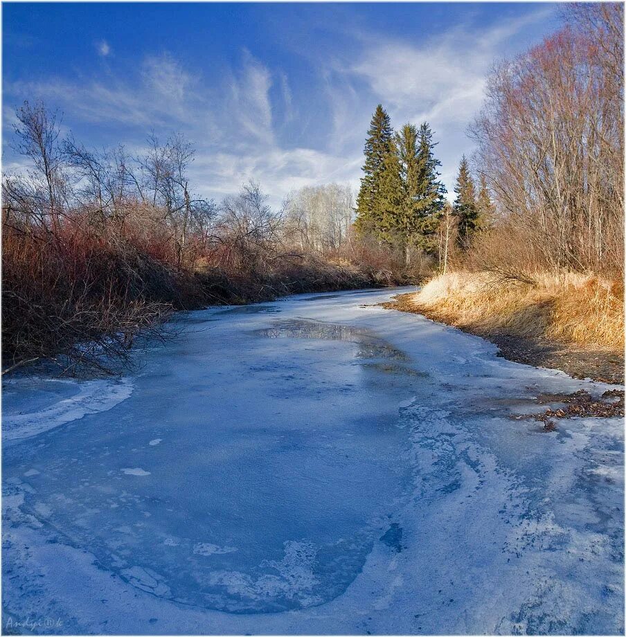 Вода едва блестела в реке. Замерзшая река. Зимняя река. Весенняя река.