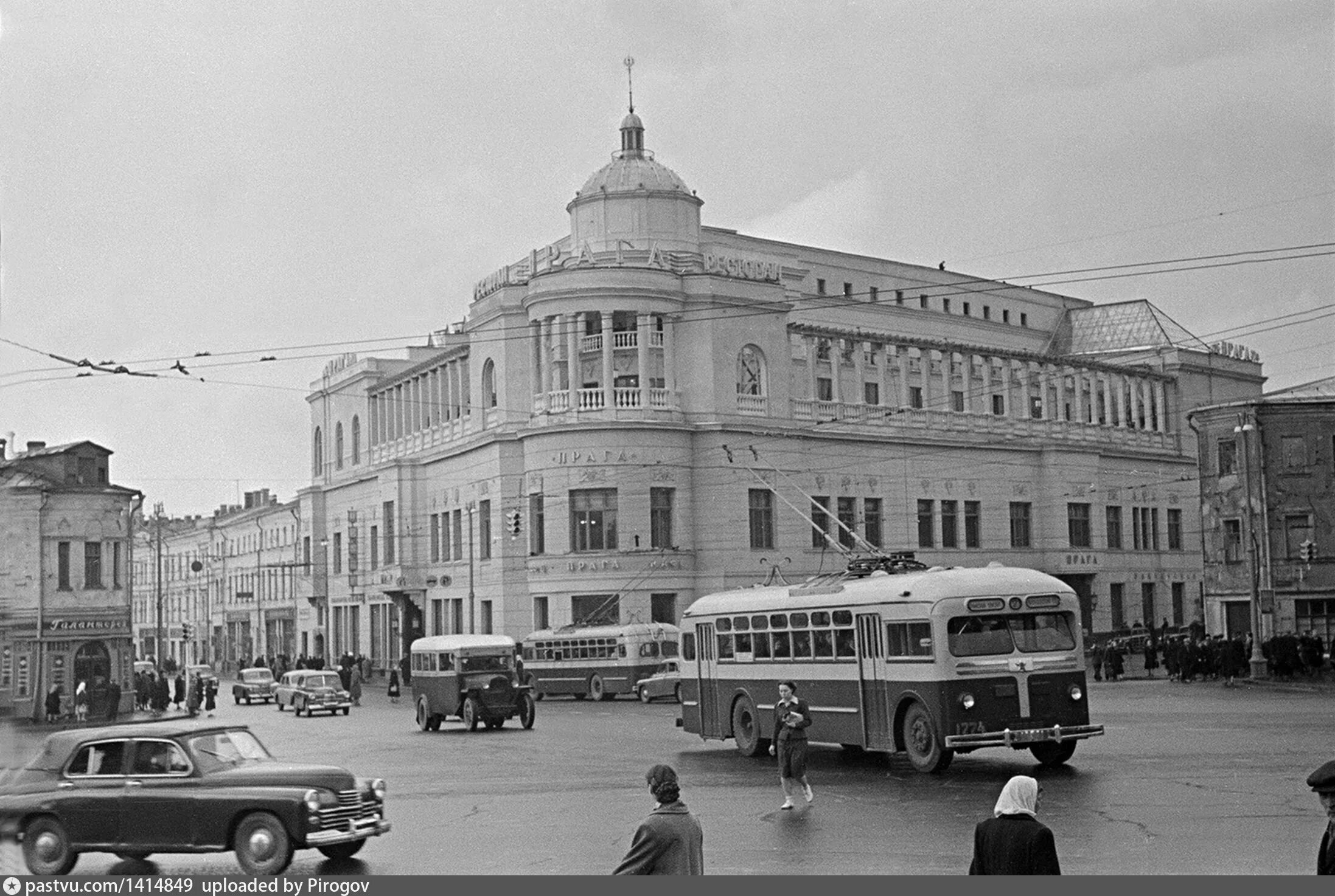 Арбатская площадь 4. Арбатская площадь 1950. Арбатская площадь Москва 1950. МТБ 82 Москва. Арбатская площадь 1930.