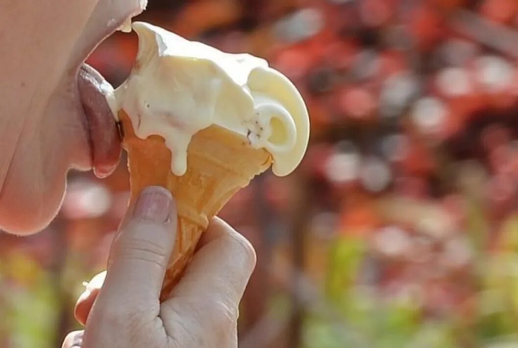 Растаявшее мороженое. Тающее мороженое. Дефекты мороженого. Почему вздулась мороженое. Почему вздулась мороженое.