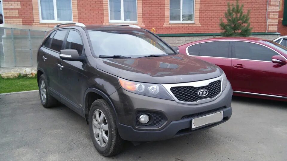 Серый Kia Sorento 2009 года с пробегом по цене 1 195 000 руб. в Новосибирске