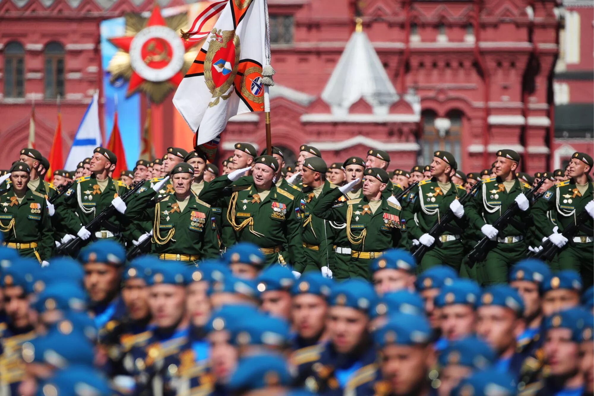 Что будет 23 февраля в москве. Парад на красной площади. Парад на 23 февраля в Москве. Солдаты на параде Победы. Парад неакрасный площади 23 февраля.