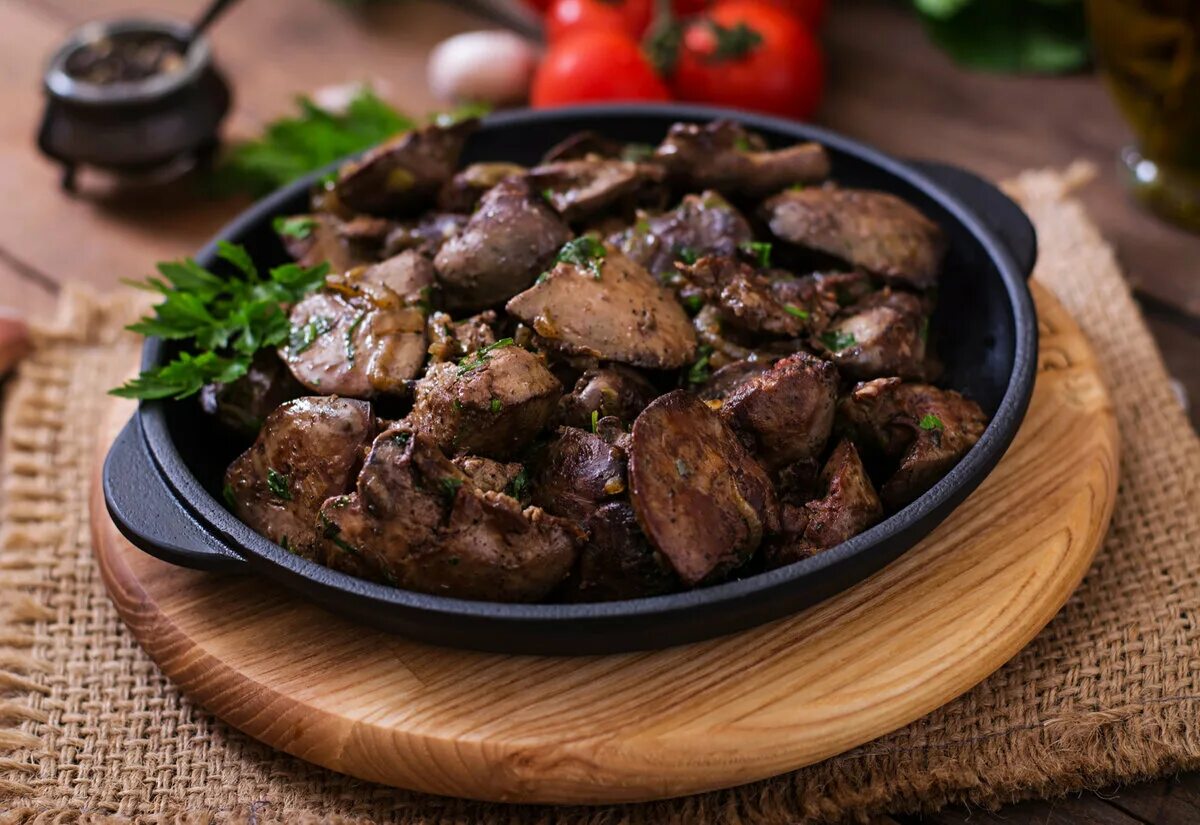 Рецепт как приготовить куриную печень на сковороде. Куырдак баранина. вкусные блюда из говядины. печень приготовленная. блюда из печени.