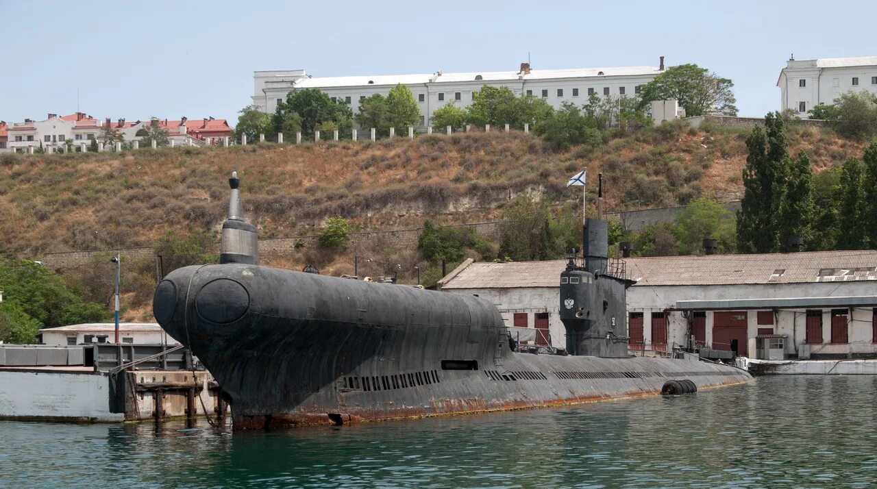 Балаклава музей подводных лодок. Подводная лодка в Балаклаве музей. Севастополь бухта подводных лодок. Музей подводных лодок Севастополь. Пл видео