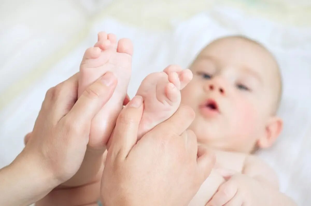 Baby massage. Детский массаж. Детский массаж до года. Массаж детей первого года жизни. Детский массаж ножек.