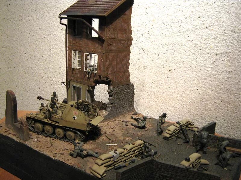 Диорам руин берлина 1945. Диорама с бранденбургскими воротами 1:35. Здание диорамы. Диорама half life 2. Диорама миниарт руины.