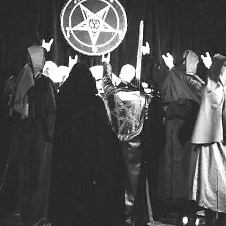 Сатанисты секта жертвоприношение. Орден сатанистов. Жертвоприношение масонов