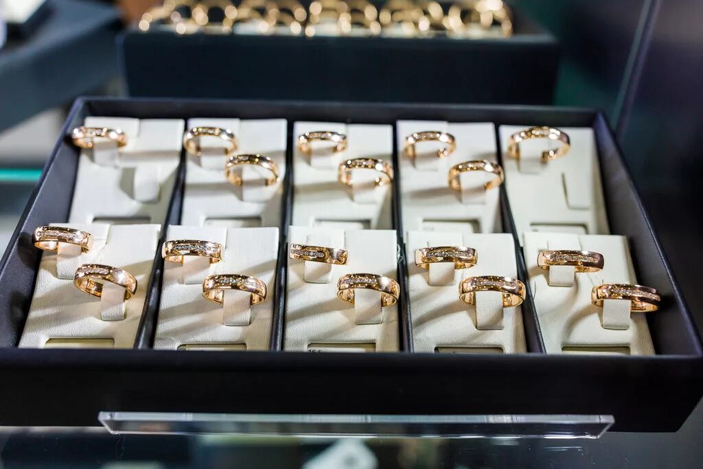 уроки ювелирного дела для начинающих бесплатно. ювелирные украшения баннер. реклама ювелирного магазина. ассортимент ювелирных изд. ювелирные украшения на прилавке.