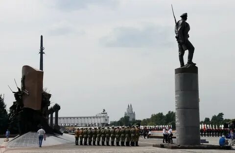 Герой на поклонной горе