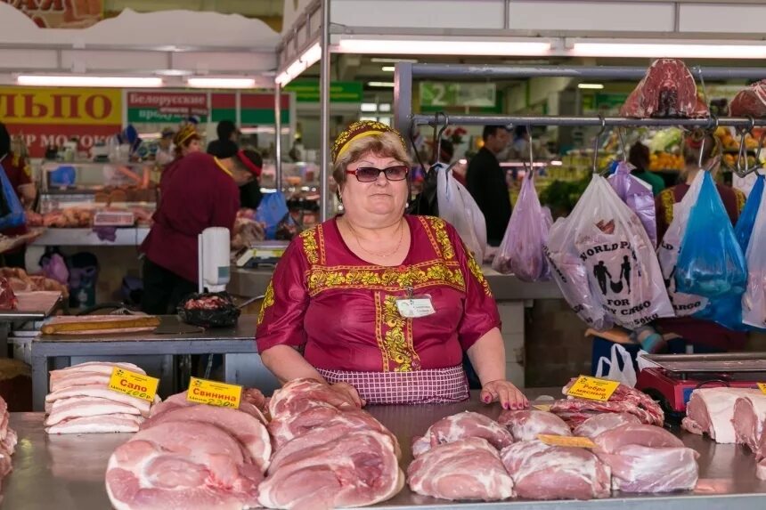 Центральный рынок Новосибирск мясо. Мясной отдел Центральный рынок. Крытый рынок мясной отдел. Центральный рынок Новосибирск сейчас.