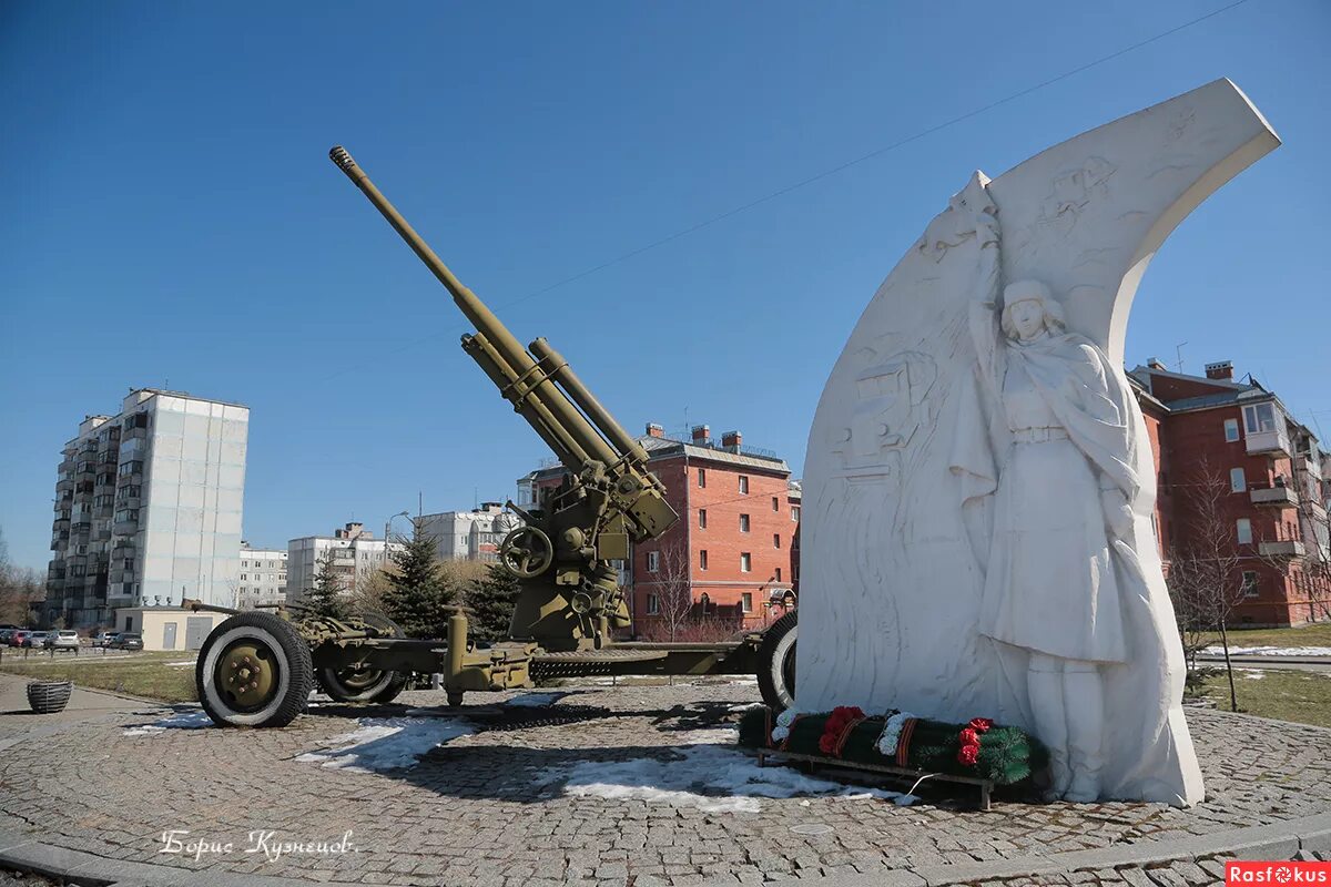 Памятник марусе регулировщице в матвеевом кургане. Памятник регулировщице в санкт-петербурге. Памятник регулировщице на дороге жизни. 1 й километр дороги жизни памятник блокадная регулировщица. Как называется памятник посвященный женщине регулировщице.