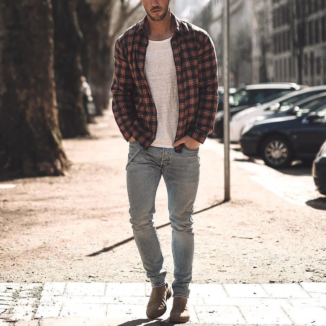 стильный парень. стильный лук мужской. черные джинсы и белая рубашка. американский стиль одежды мужской. мужские луки молодежные.