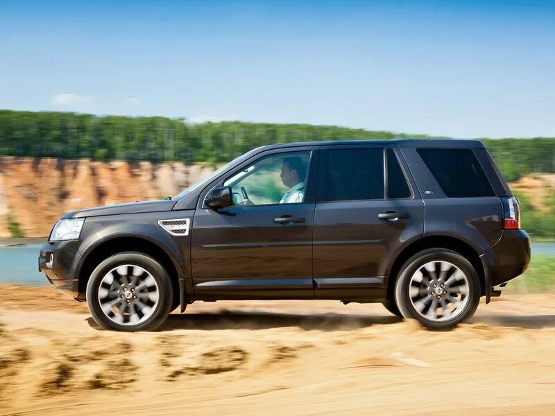 Шины land rover freelander. Ленд ровер фрилендер 1/8. Ленд ровер фрилендер 1 2004. Ленд ровер фрилендер 2 на 20 дисках. Ленд ровер фрилендер на грязевых шинах.