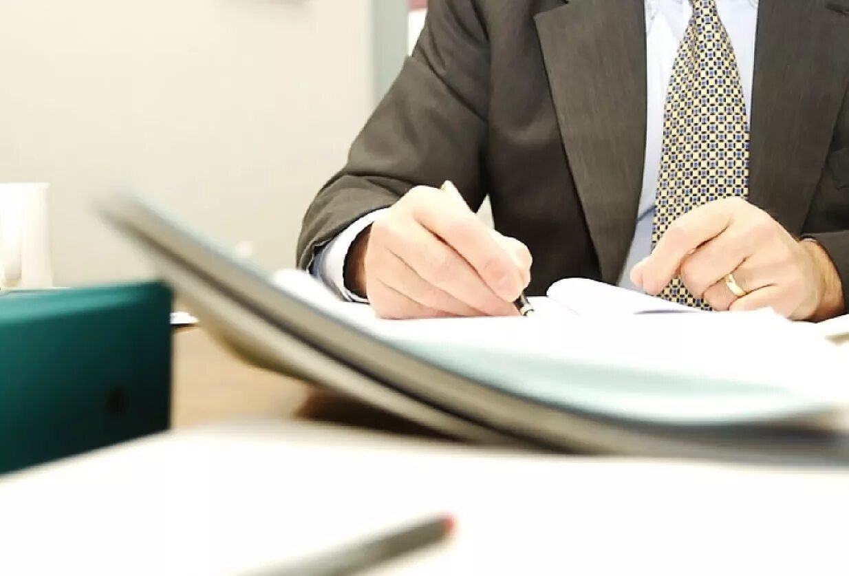 Форвардный контракт картинки. Требования к ведению личных дел работников. Гражданский служащий. Чиновник подписал. Пакет документов картинка.