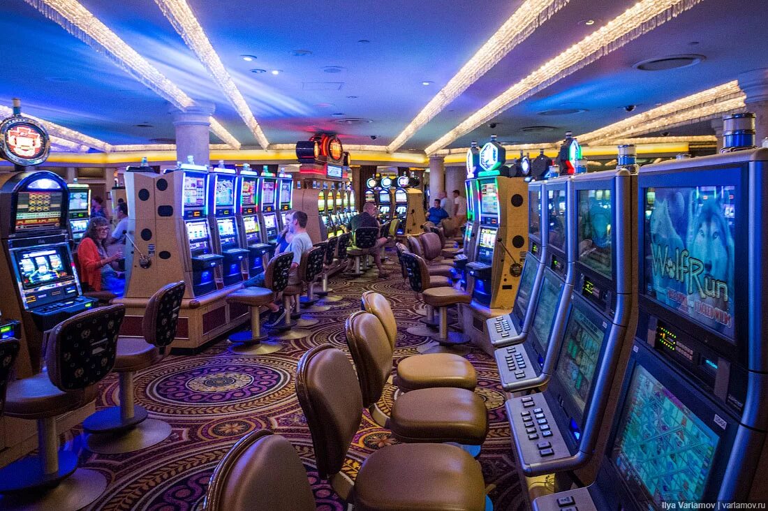 Игровой зал семерки. Лас Вегас игровой зал. Зал игровых автоматов в Лас Вегасе. Игровые автоматы Лас Вегас. Club Vegas игровые автоматы казино Лас Вегаса.