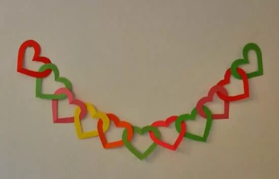 как сделать гирлянду без клея. объемная елочка из бумаги. раскладная из бумаги гирлянда. бумажная гирлянда цепочка. простые украшения из бумаги.