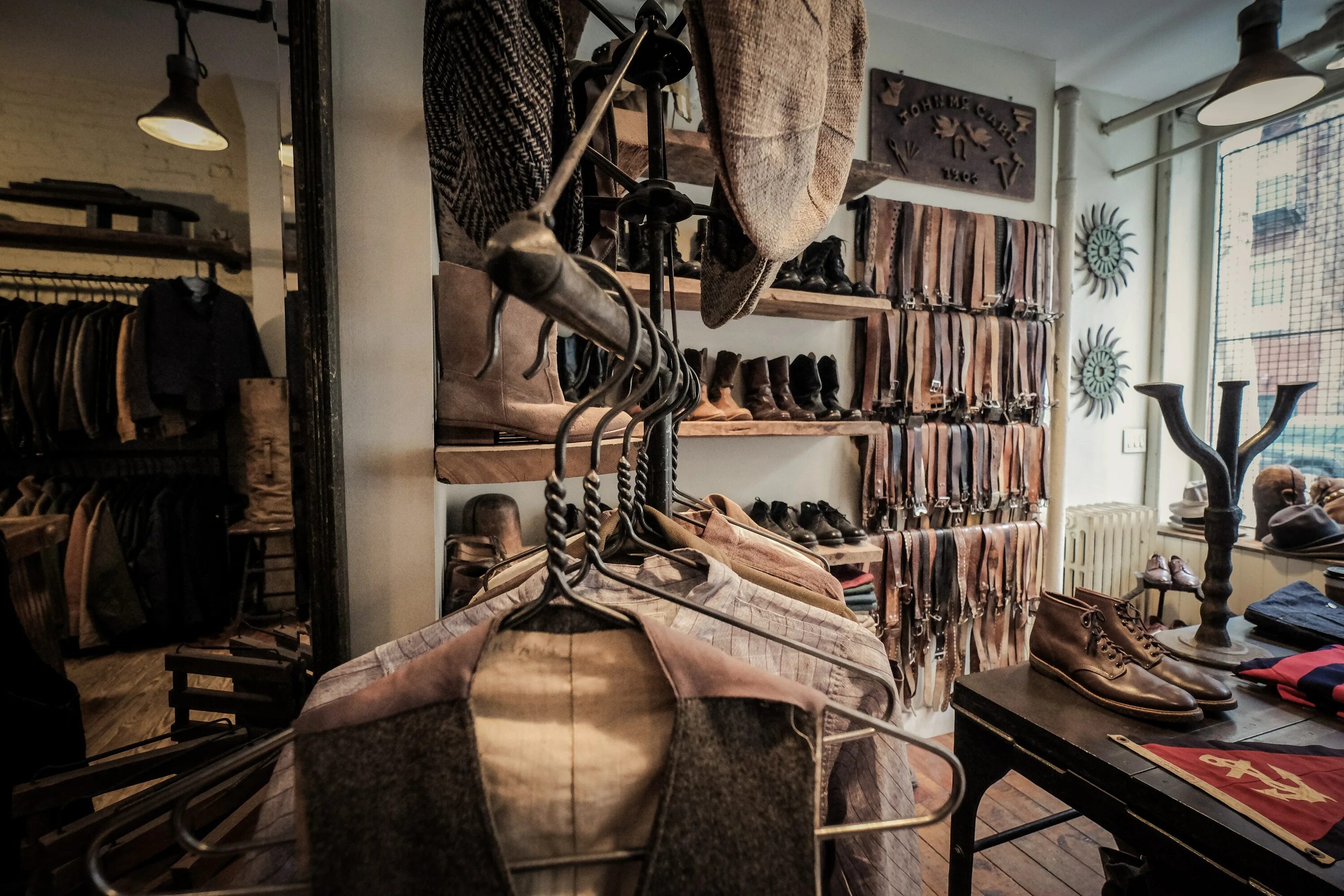 винтажный интерьер магазина. магазинчик в средневековом стиле. наследие винтажный магазин. интерьер магазина одежды. винтажный магазин калининград.