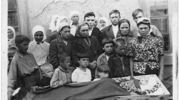 Старые фотографии родственников. Фотографии с мёртвыми родственниками. Старинные фото с мертвыми людьми. Умершие родственники помогать