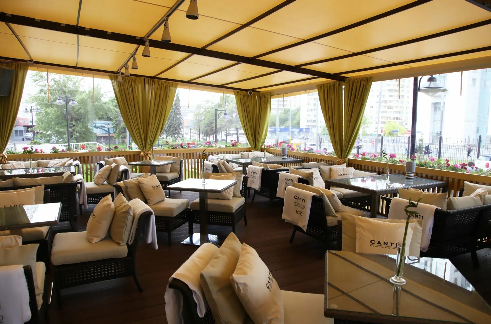 Кафе веранда королев. La veranda ресторан москва. Ресторан дача чебоксары веранда. Турандот ресторан веранда. Люблин летняя веранда.