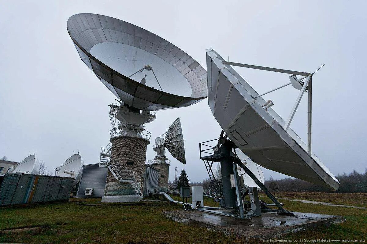 Земная станция связи. Земная станция спутниковой связи Ямал-37. РЛС Ангара. • Радар (радиолокационная станция, РЛС). Стационарная станция спутниковой связи Корунд.