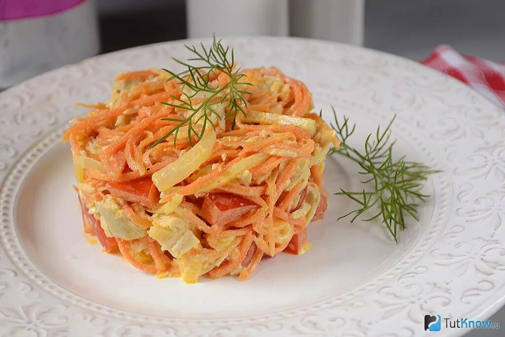 Салат матрёшка с корейской морковью и шампиньонами. Салат с корейской морковкой. Салат с корейской морковкой и курицей. Салатик с корейской морковкой. Салат с курицей сыром корейской морковкой