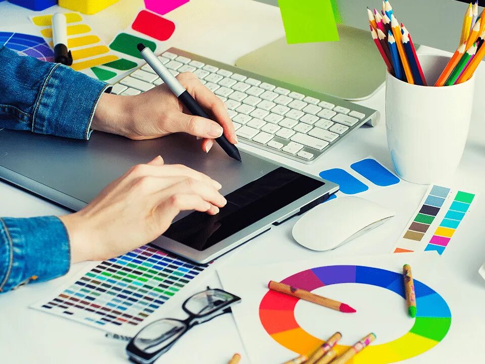 Начинающий графический дизайнер. Графический дизайнер рисунок. Работа разработка логотипов. Работа разработка логотипов. Работа разработка логотипов.