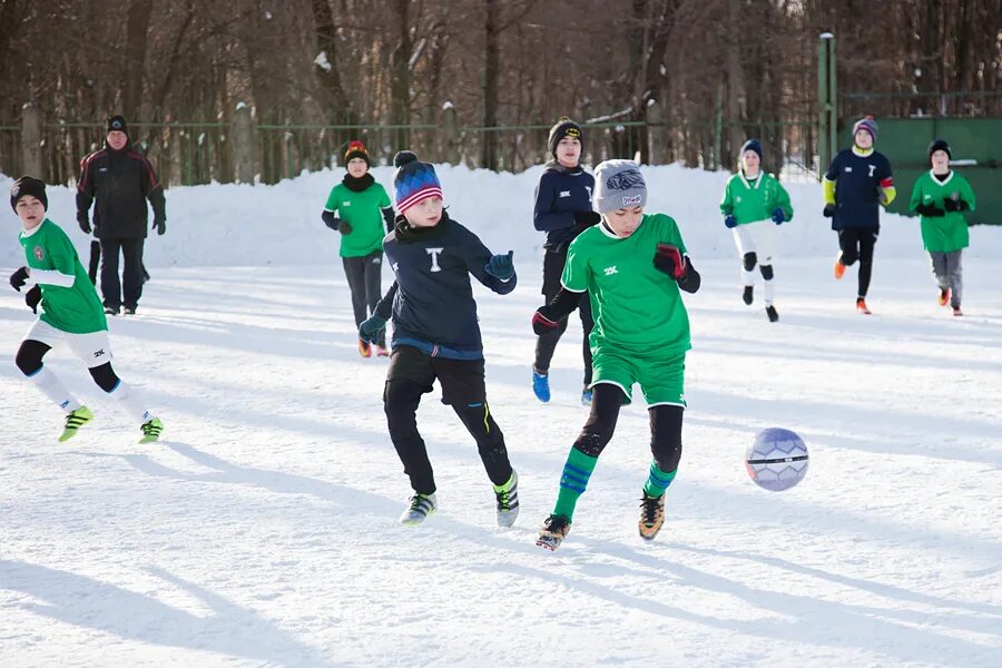 футбол зимой. футболисты зимой. зимний футбол дети. футбол на снегу. футбол на снегу.
