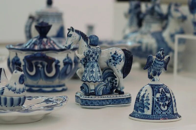 народная керамика (гжель, скопин, дымково, каргополь). народный промысел гжель. гжельская керамика. гжель раменский район. синеокая гжель.