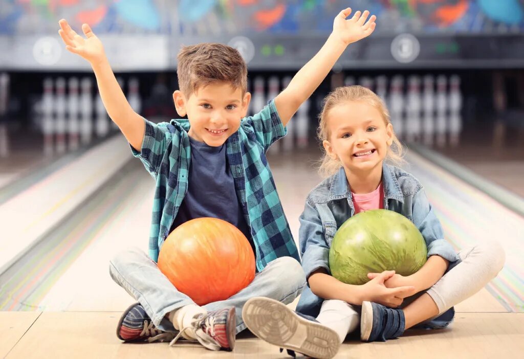 Боулинг количество человек. Арена боулинг. Боулинг град воронеж. Со скольки лет можно в боулинг. Боулинг для детей.