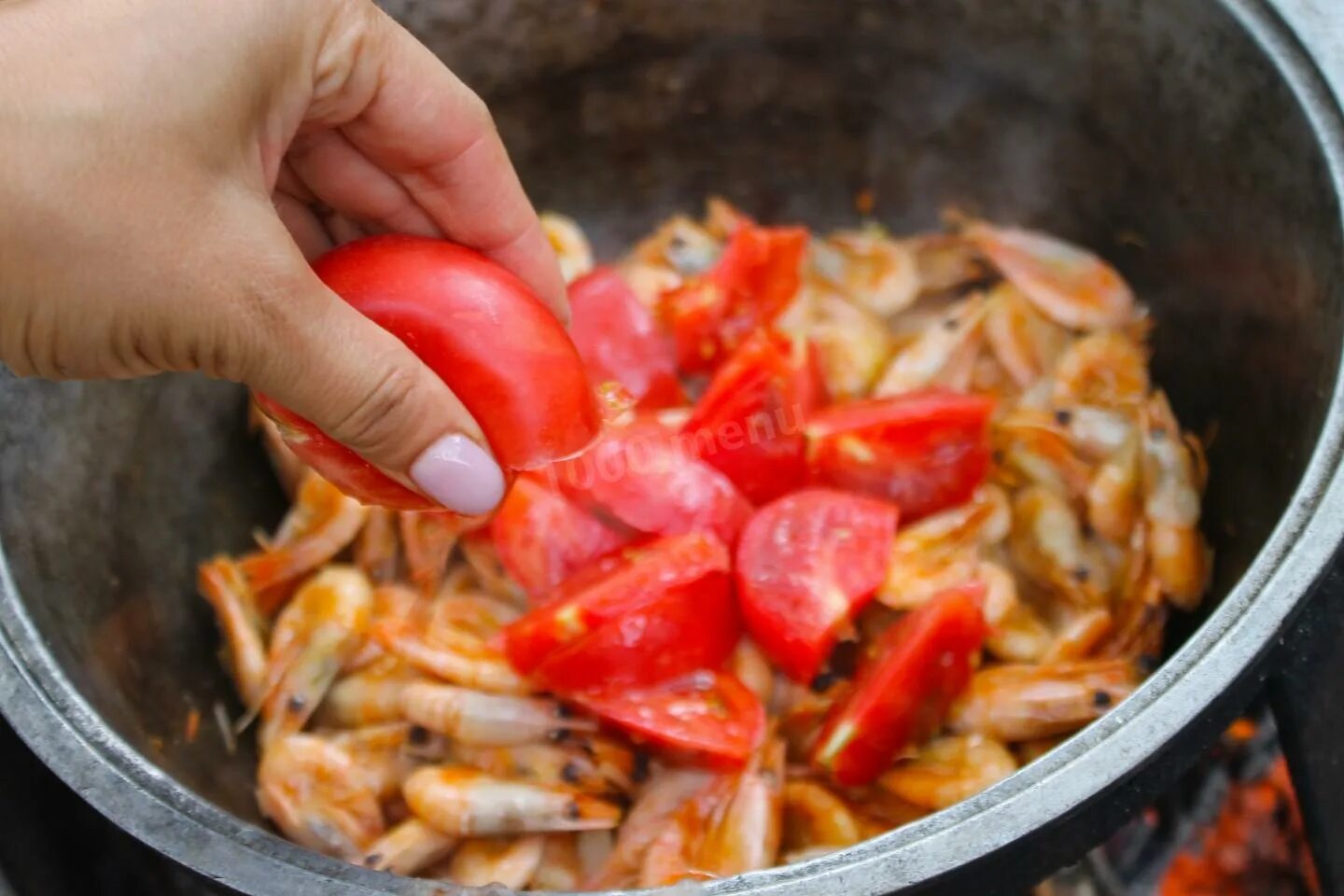 Морепродукты в казане рецепты. Креветки по кубински. Мясо в казане. Паэлья в казане на костре. Паэлья с морепродуктами в казане.