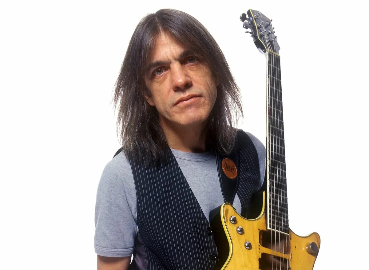 Малькольм AC DC. AC DC Malcolm young. Ритм гитарист AC DC. Братья Янг: Ангус, Малькольм, Джордж.