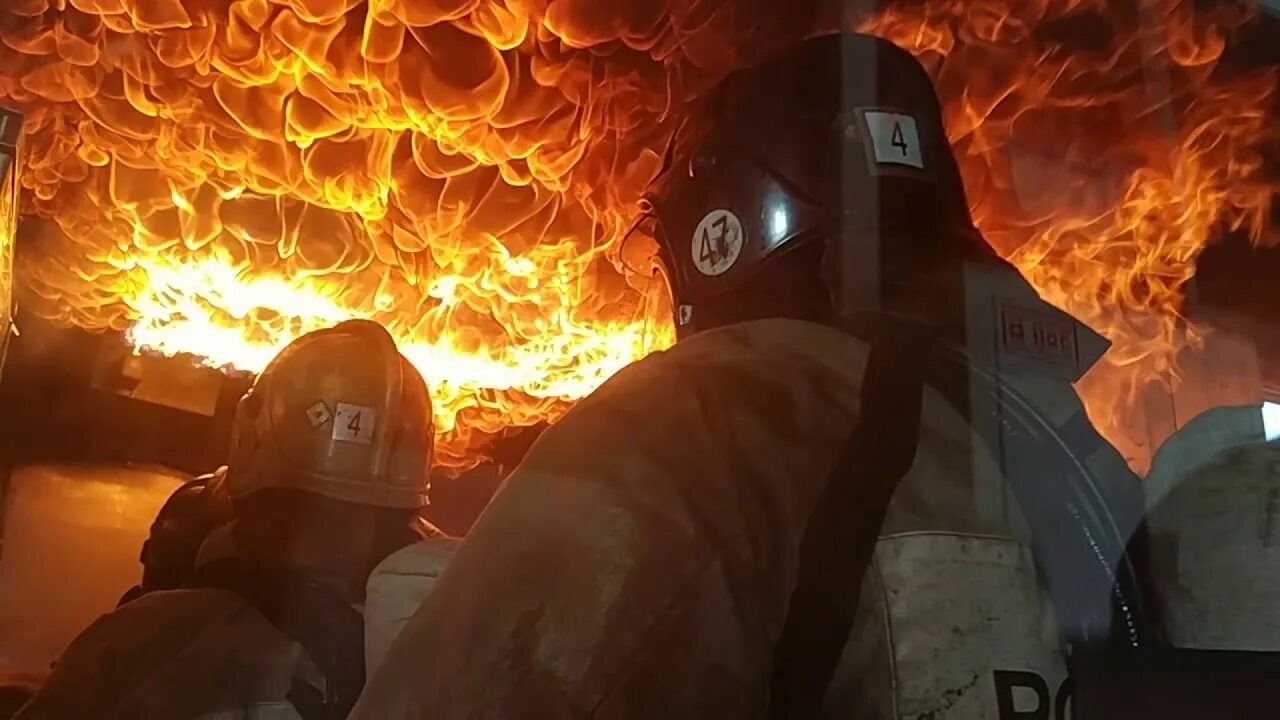 Разведка пожара ведется. Звено ГДЗС МЧС. ГДЗС пожарной охраны МЧС России. Разведка пожара. Пожарные на пожаре.