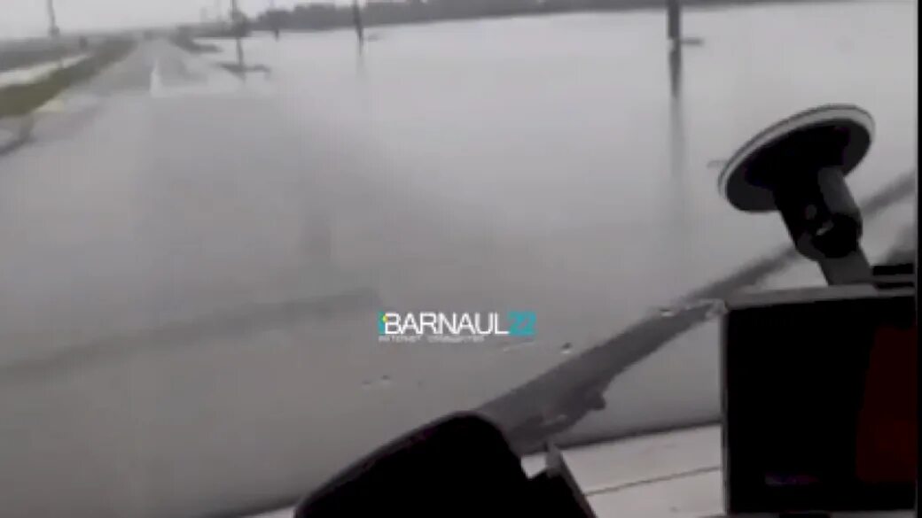 Алтай топит. Алтай дождь. НЛО уходит под воду. Барнаул 22 инцидент Барнаул. Град в Барнауле вчера.