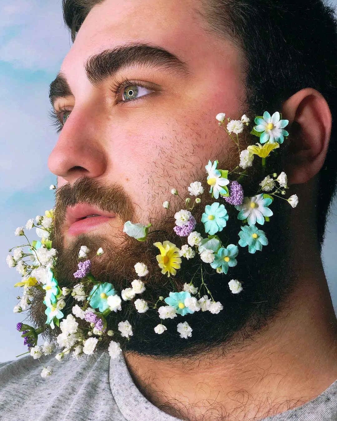 Борода с цветами. Мужчина с цветами. Борода с цветочками. Украшения для бороды. Борода украшает