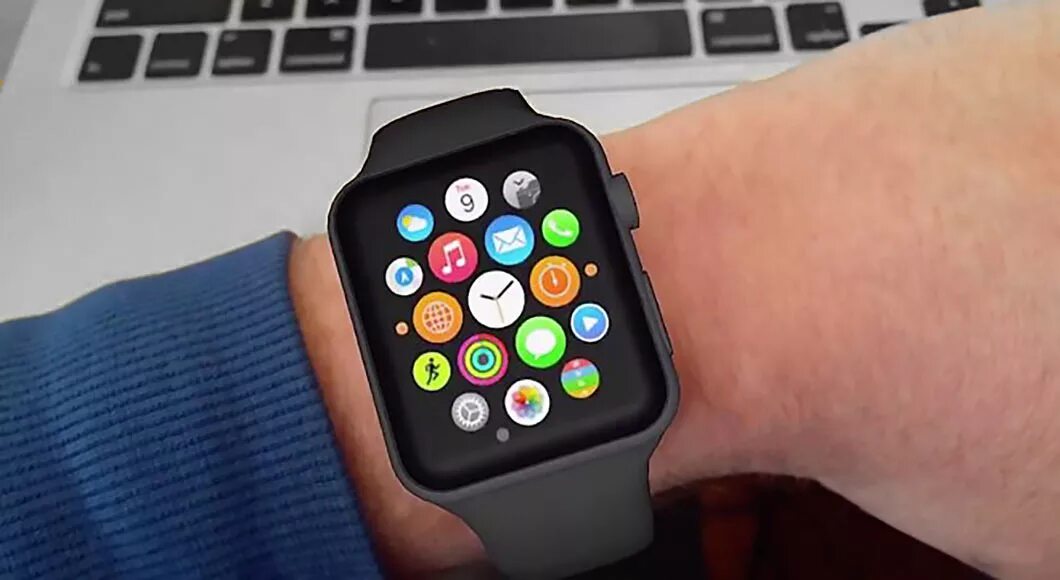 В каком году вышла часы. Apple watch pro 2025. apple watch wear pro. часы апл на руке детской. апл вотч на детскую руку.
