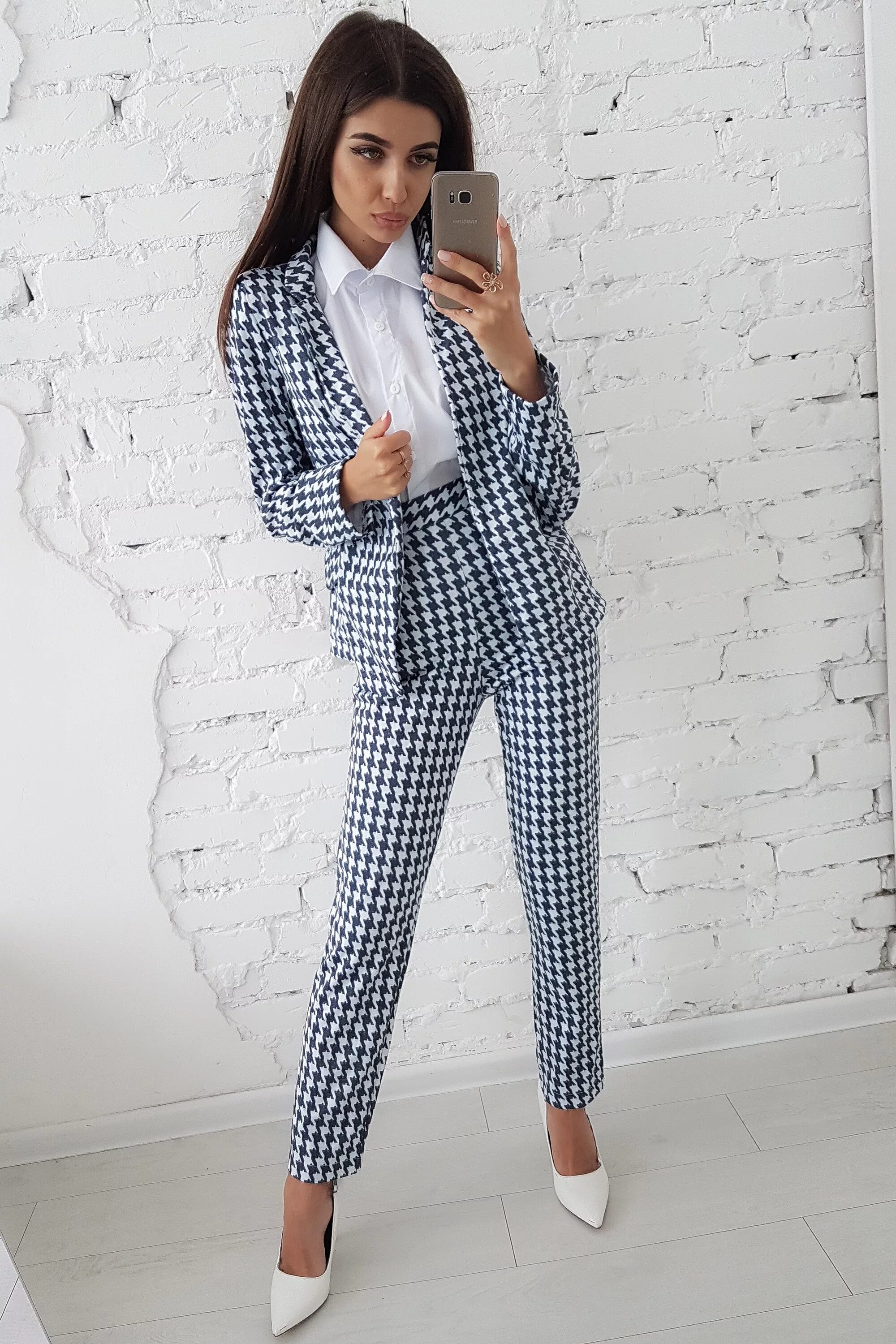 костюм женский брючный гусиная лапка. брючный костюм гусиная лапка. трикотажный костюм гусиная лапка. костюм в клетку женский брючный. костюмная гусиная лапка розовая.