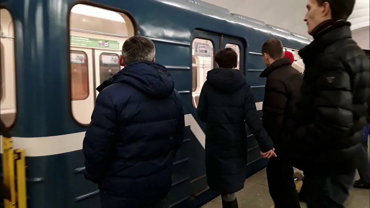 Электрички нет. Посадки нет метро на поезде. посадки нет в метро купчино. метро ока посадки нет. метрополитен перед посадкой в вагон.