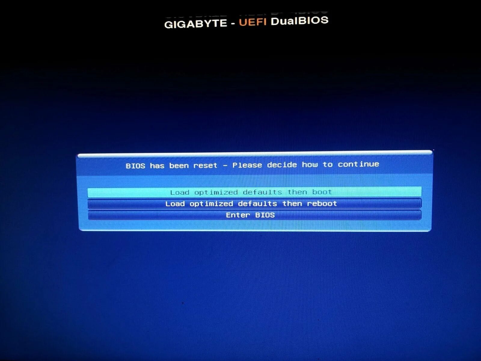 После загрузки биос. Load optimized defaults в биосе что это. UEFI Gigabyte. Gigabyte BIOS load optimized defaults. Gigabyte UEFI DUALBIOS.