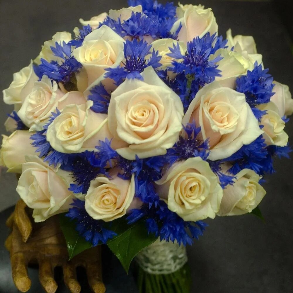 Розы васильки кто поет. Синий букет. Букет в синем цвете. Красивый синий букет. Шикарный букет из синих роз.