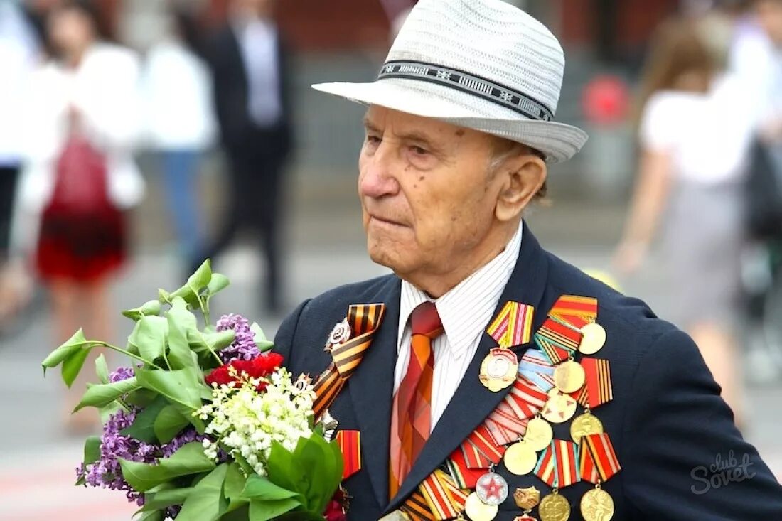 Пенсионер ветеран. Ветераны Великой Отечественной войны. Ветераны с орденами. Ветераны с цветами. Ветеран с медалями цветами.