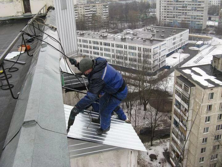 Заливает верхний этаж. Кровля на козырьке балкона. крыша пятиэтажки.