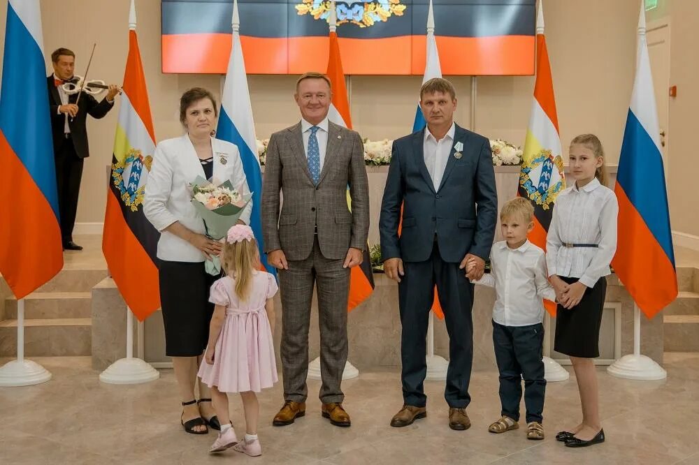 Встреча многодетных семей. Награждение семьи. награждение семей в день семьи. торжественная встреча многодетных семей в зак.
