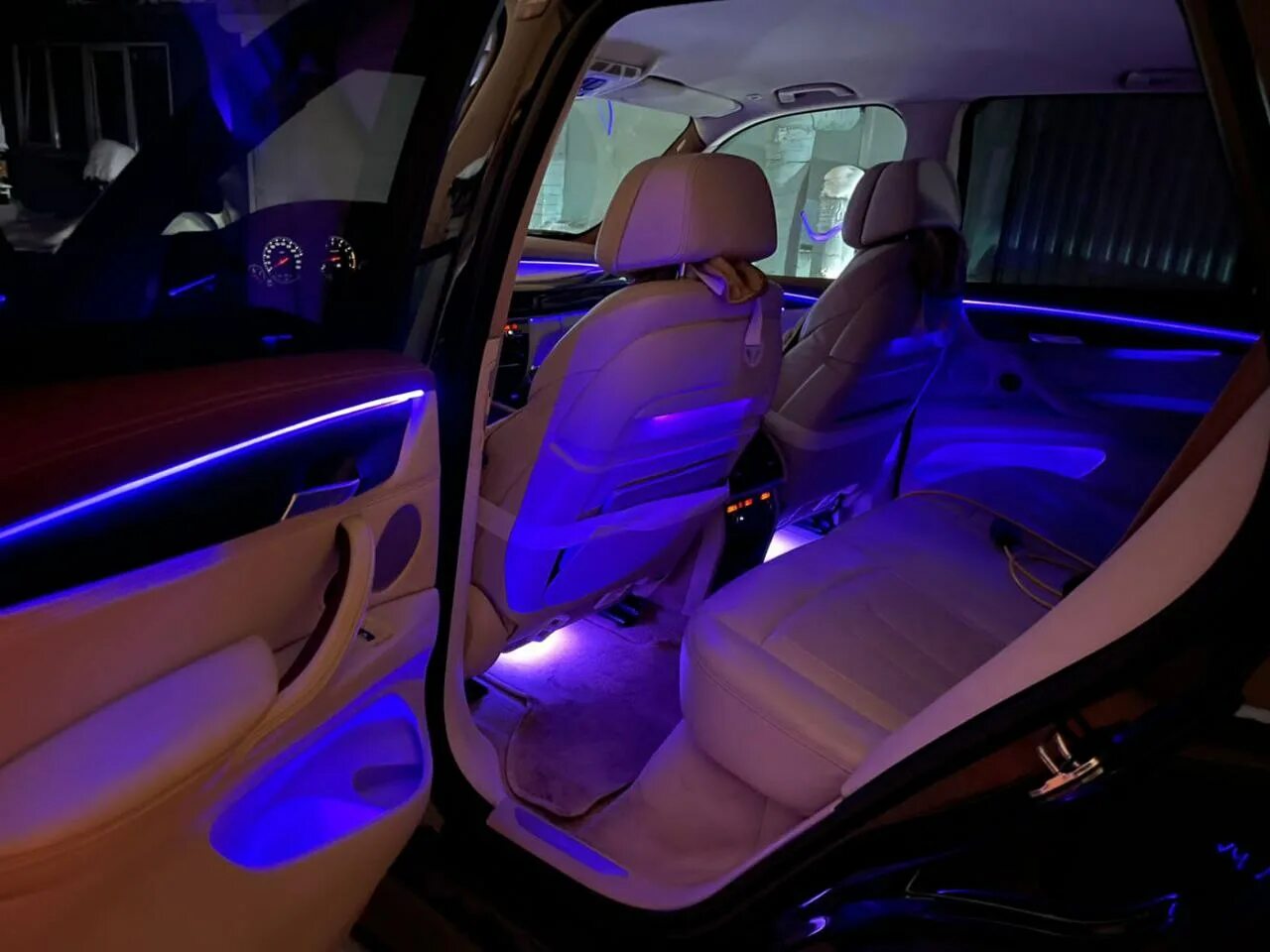 Освещение машины. GLS 2015 подсветка салона. Подсветка в машину в салон. Декоративная подсветка для автомобилей. Подсветка внутри машины.