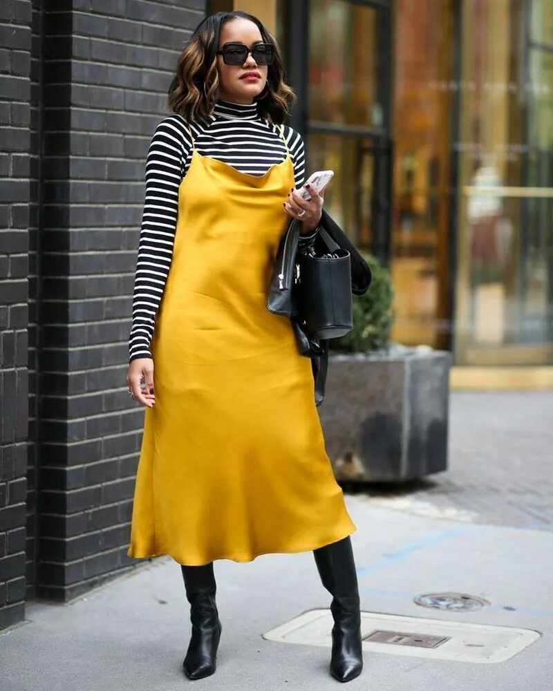 как носить платье комбинацию зимой. алессандра амбросио стиль в одежде. платье комбинация стрит стайл 2021. сарафан с водолазкой в уличном стиле. платье в бельевом стиле.