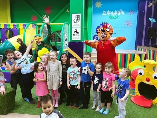 Квест джуманджи спб. Аниматор из джунгли парка. Квест джуманджи аниматоры. Костюм археологоаниматор. Детский аниматор джунгли.